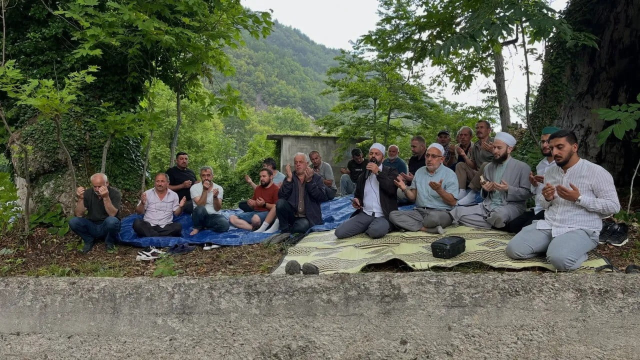 SİNOP'UN TÜRKELİ İLÇESİNE BAĞLI SATI KÖYÜ USVA MAHALLESİ'NDE GELENEKSEL HALE GELEN YAĞMUR TÜRBESİ...