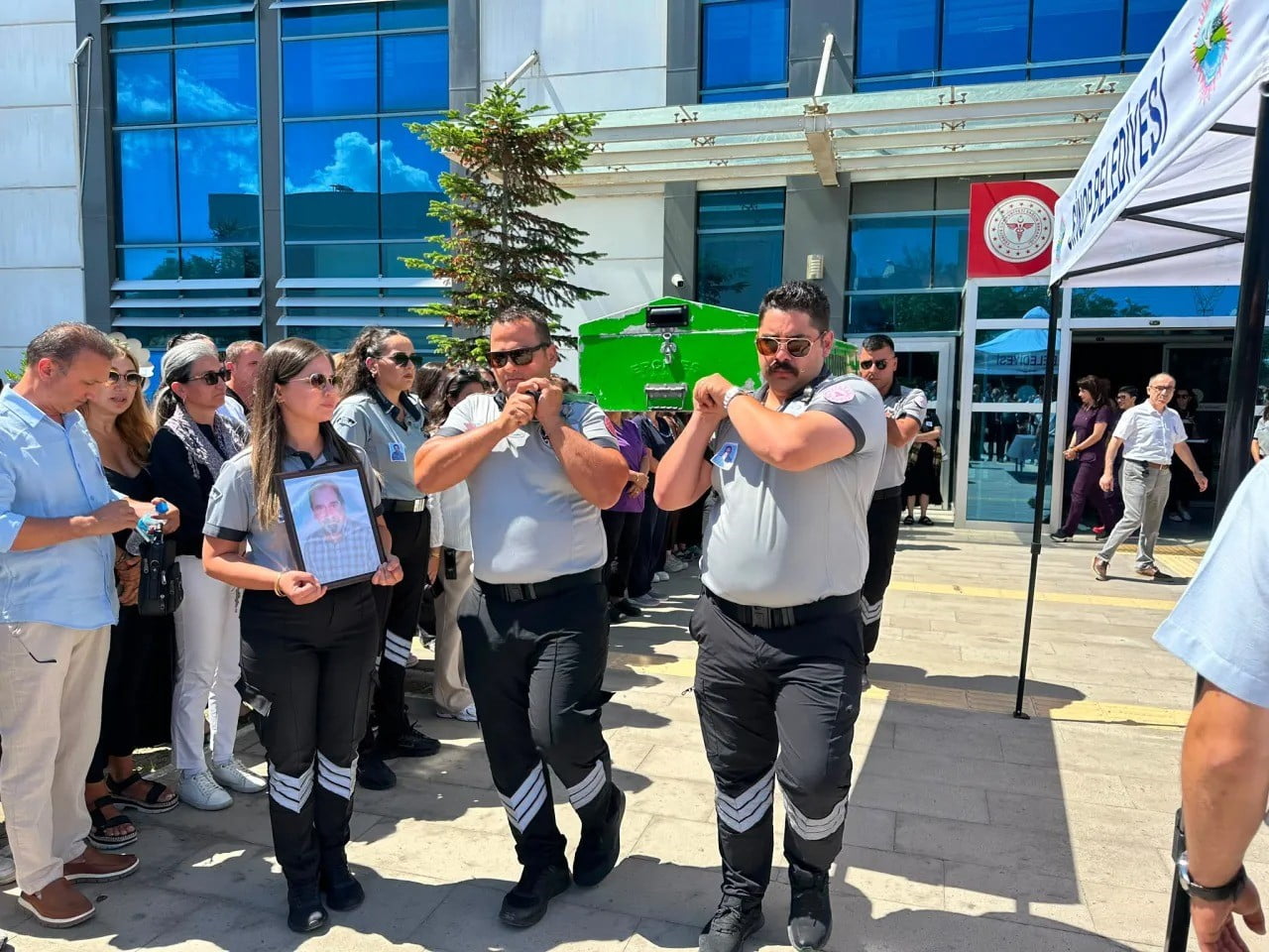 SİNOP’TA HAYATINI KAYBEDEN DR. BURHAN ŞENDİL İÇİN HASTANE ÖNÜNDE TÖREN DÜZENLENDİ.