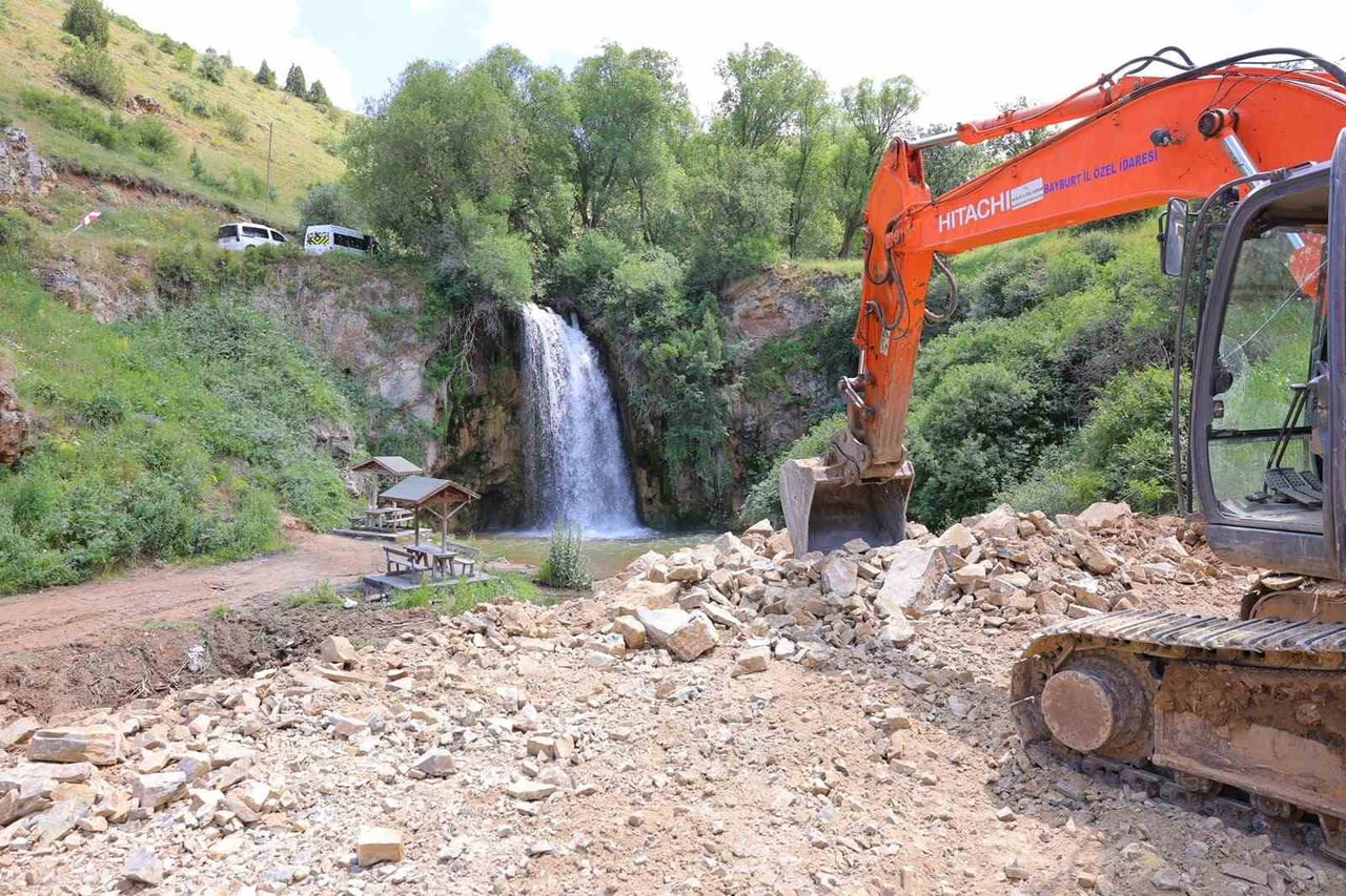 SIRAKAYALAR ŞELALESİ’NDE ÇEVRE DÜZENLEME ÇALIŞMALARI SÜRÜYOR