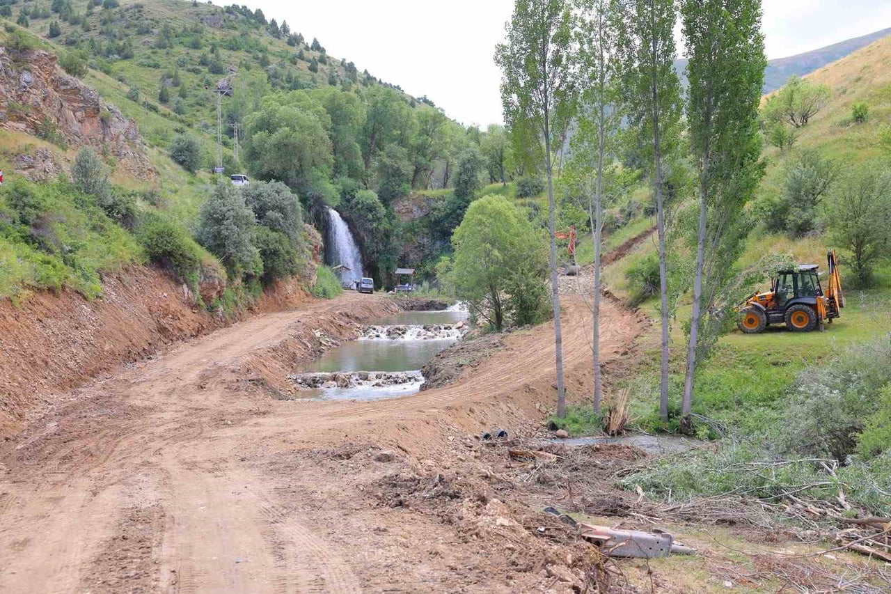 SIRAKAYALAR ŞELALESİ’NDE ÇEVRE DÜZENLEME ÇALIŞMALARI SÜRÜYOR