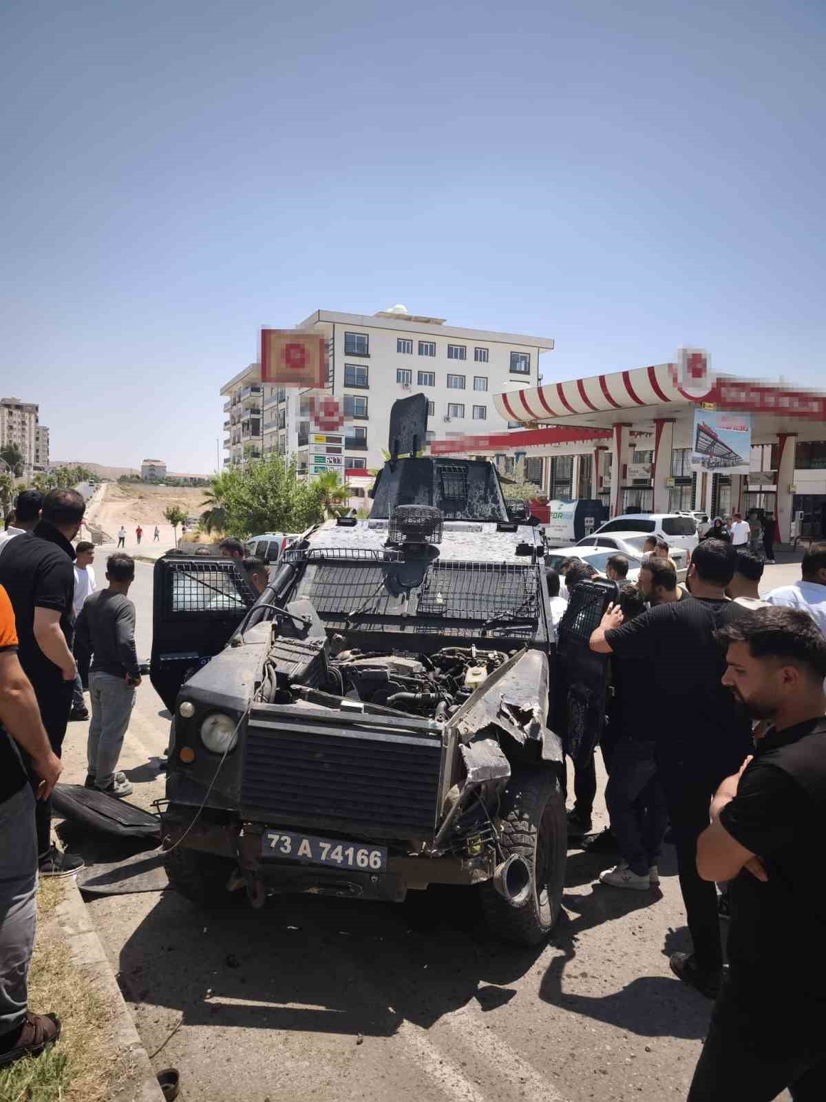 ŞIRNAK'IN CİZRE İLÇESİNDE KONTROLDEN ÇIKARAK TAKLA ATAN POLİS ARACINDA BULUNAN 2 POLİS MEMURU...