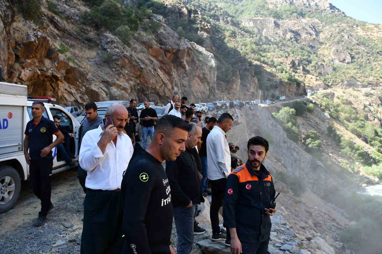 ŞIRNAK'TA DÜN HABUR ÇAYINDA BALIK TUTAN GENCİN KAYBOLDUĞU BİLGİSİ ÜZERİNE ARAMALAR İKİNCİ GÜNDE...