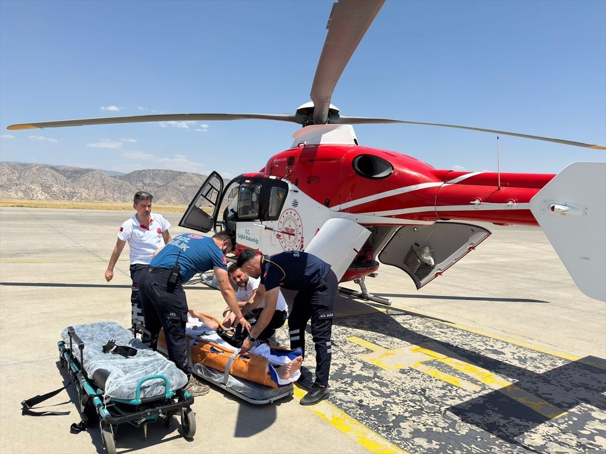 ŞIRNAK'TA TRAFİK KAZASINDA YARALANAN ŞAHIS, AMBULANS HELİKOPTERLE ŞANLIURFA HARRAN ÜNİVERSİTESİ...
