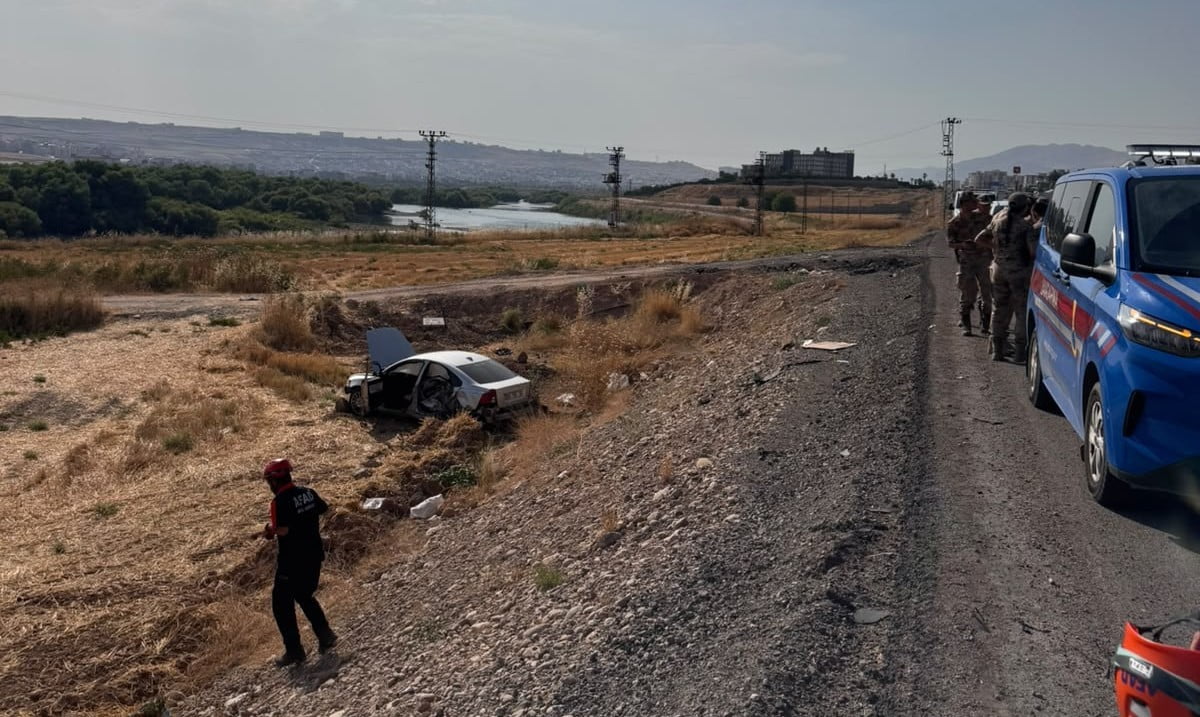 ŞIRNAK’IN CİZRE İLÇESİNDE İKİ OTOMOBİLİN ÇARPIŞMASI SONUCU MEYDANA GELEN TRAFİK KAZASINDA 2 KİŞİ...