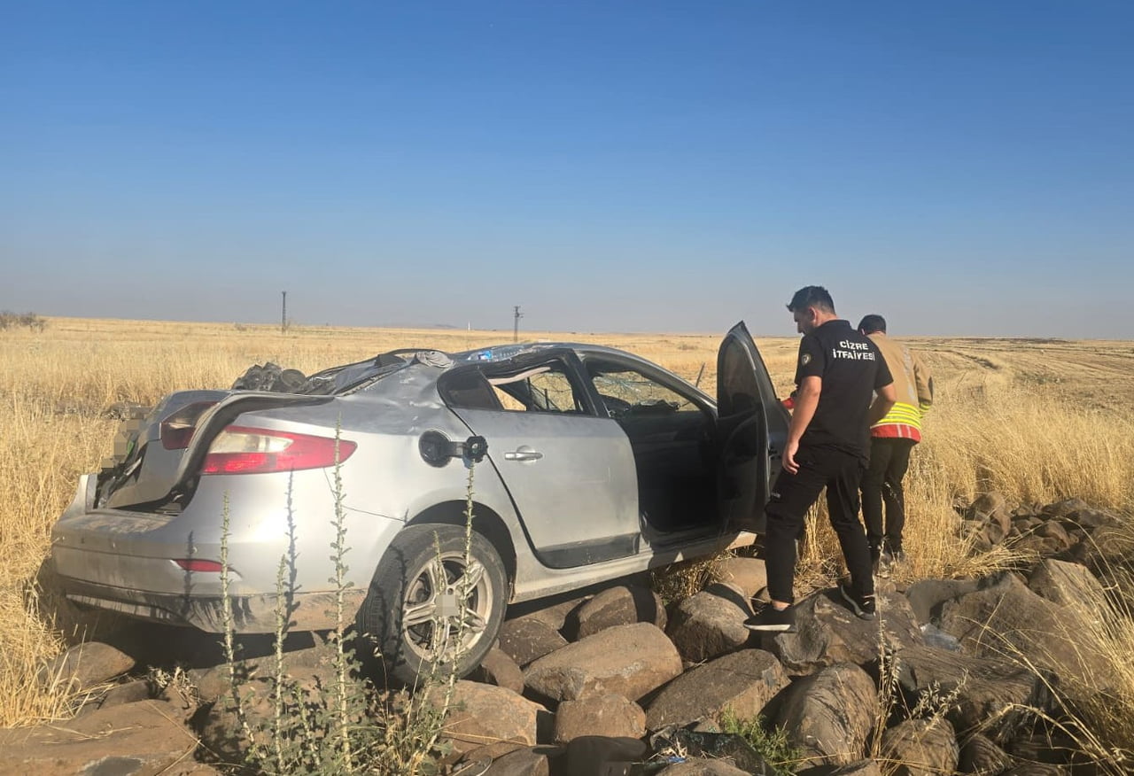 ŞIRNAK’IN CİZRE İLÇESİNDE SÜRÜCÜSÜNÜN DİREKSİYON HAKİMİYETİNİ KAYBETTİĞİ OTOMOBİLİN ŞARAMPOLE...