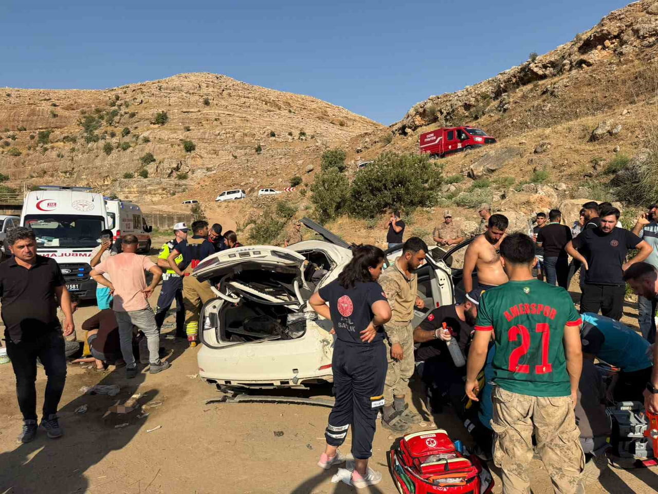 ŞIRNAK’IN GÜÇLÜKONAK İLÇESİNDE SÜRÜCÜSÜNÜN DİREKSİYON HÂKİMİYETİNİ KAYBETTİĞİ OTOMOBİLİN ŞARAMPOLE...