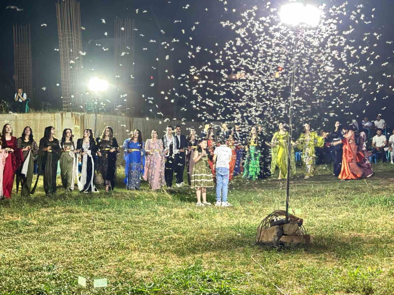 ŞIRNAK’TA BİR DÜĞÜNDE KINA GECE YAPILMAK İSTENDİ ANCAK KELEBEKLER İZİN VERMEDİ. DÜĞÜN ALANI...