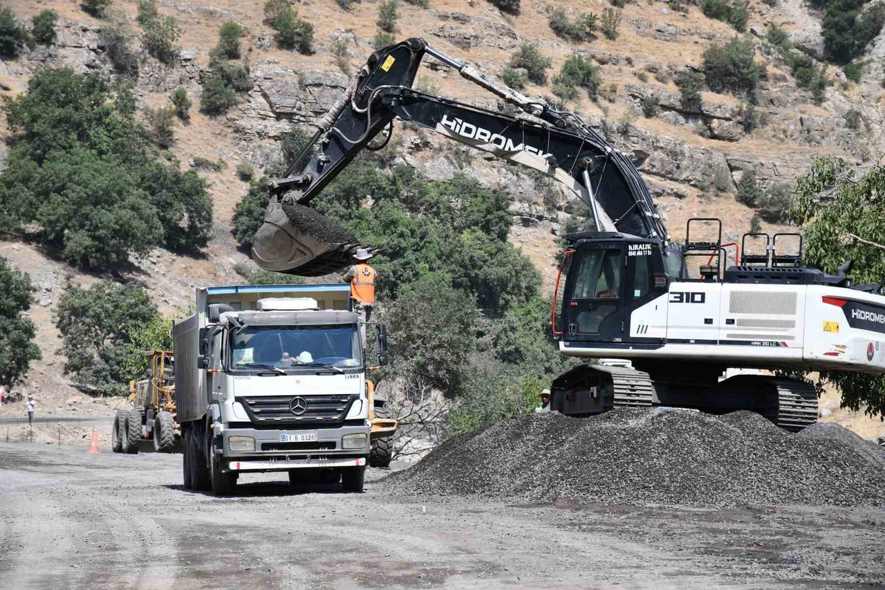 ŞIRNAK’TA DEVLETİN DEV YOL YATIRIMLARI DEVAM EDİYOR. TARİHTE İLK DEFA İLÇE YOLU 11 METRE...