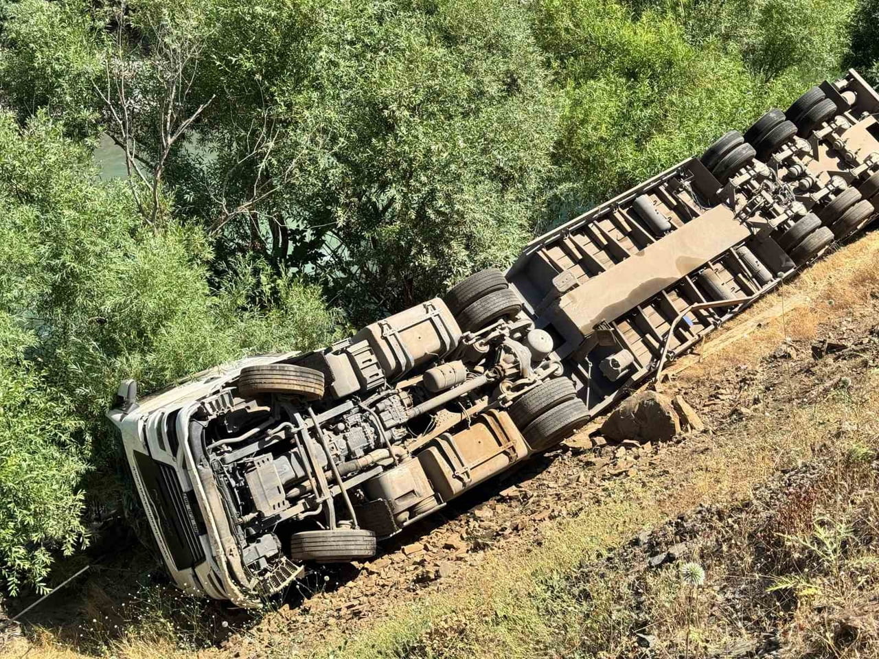 ŞIRNAK’TA TIR KAZA YAPTI. UÇURUMDAN UÇAN TIR SÜRÜCÜSÜ ÖLÜMDEN DÖNDÜ.