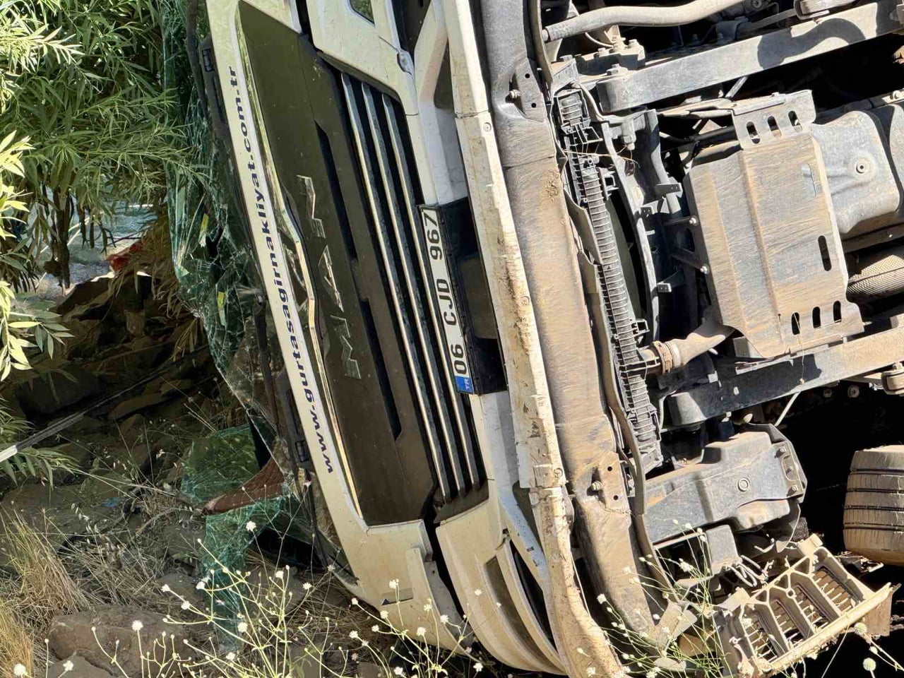 ŞIRNAK’TA TIR KAZA YAPTI. UÇURUMDAN UÇAN TIR SÜRÜCÜSÜ ÖLÜMDEN DÖNDÜ.