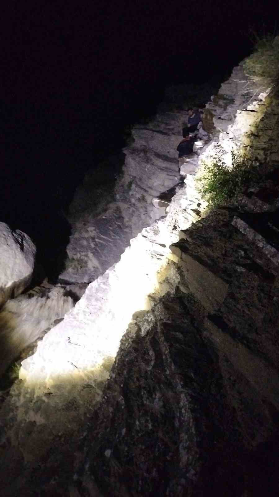 SİVAS'IN AKINCILAR İLÇESİNDE KIRSALDA YOLUNU KAYBETTİKTEN SONRA KAYALIKLARA DÜŞEREK MAHSUR KALAN...