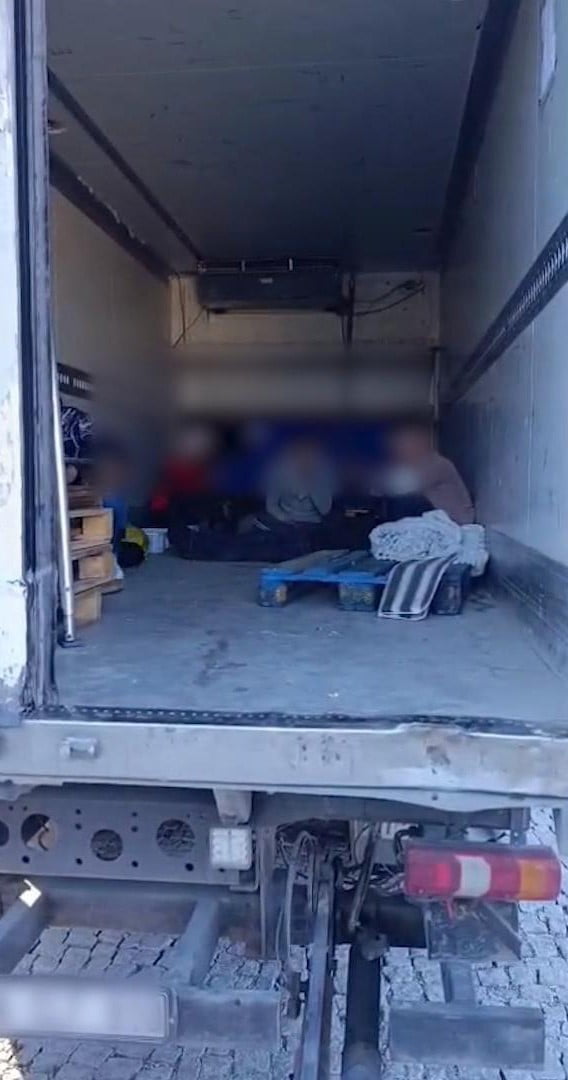 SİVAS'IN KOYULHİSAR İLÇESİNDE GERÇEKLEŞTİRİLEN OPERASYONDA 10 DÜZENSİZ GÖÇMEN YAKALANIRKEN...