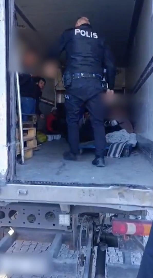 SİVAS'IN KOYULHİSAR İLÇESİNDE GERÇEKLEŞTİRİLEN OPERASYONDA 10 DÜZENSİZ GÖÇMEN YAKALANIRKEN...
