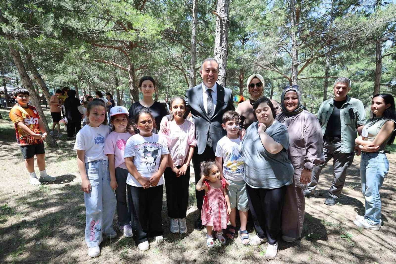 SİVAS'TA BİR ELDE SEN UZAT GÖNÜLLÜ HAREKETİ TARAFINDAN DÜZENLENEN PİKNİKTE 200 YETİM VE ÖKSÜZ...