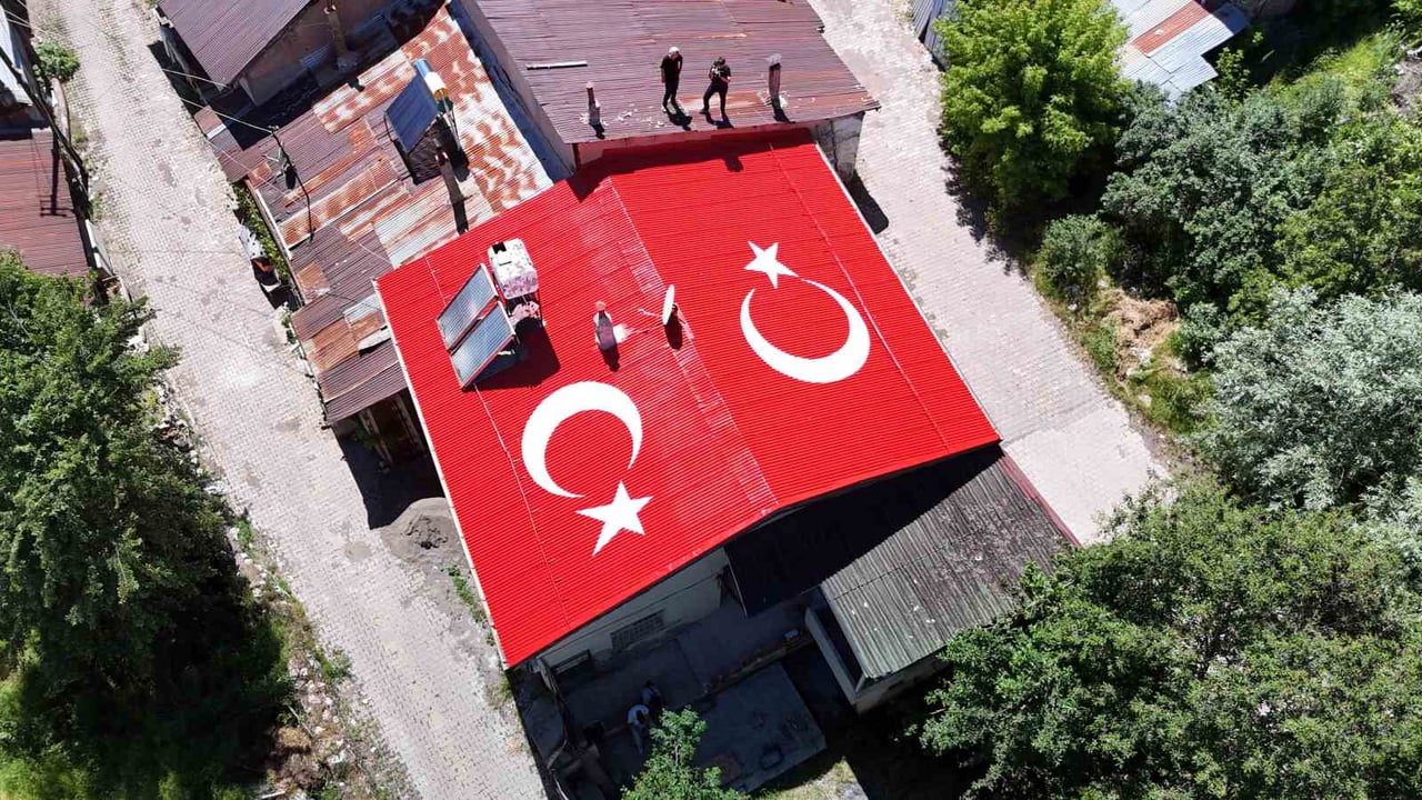 SİVAS'TA DEKORASYON USTASI HURŞİT BULUT, BABASINDAN KALAN EVİN ÇATISINI TÜRK BAYRAĞI FİGÜRÜYLE...