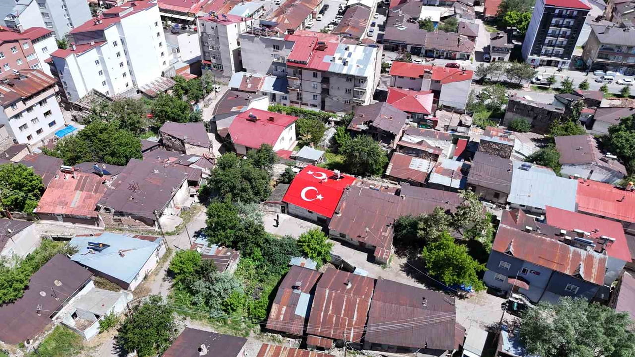 SİVAS'TA DEKORASYON USTASI HURŞİT BULUT, BABASINDAN KALAN EVİN ÇATISINI TÜRK BAYRAĞI FİGÜRÜYLE...