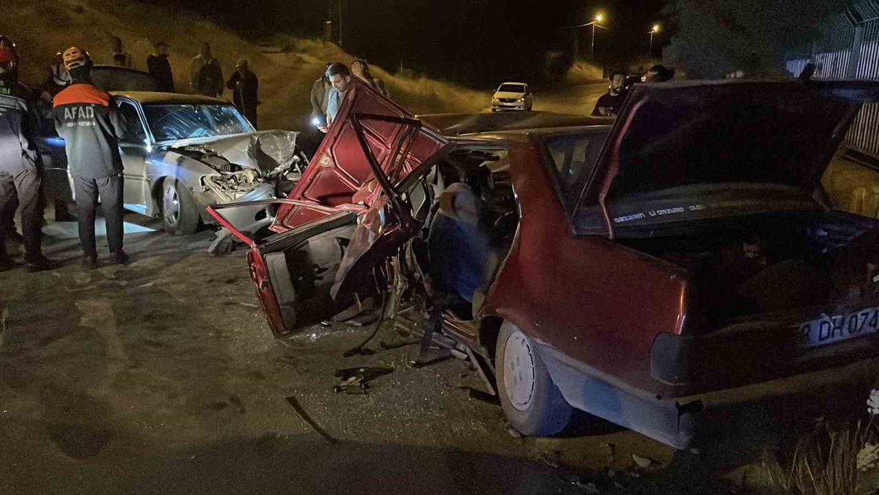 SİVAS'TA İKİ OTOMOBİLİN ÇARPIŞTIĞI KAZADA 15 YAŞINDAKİ ÇOCUK HAYATINI KAYBEDERKEN, 5 KİŞİ DE...