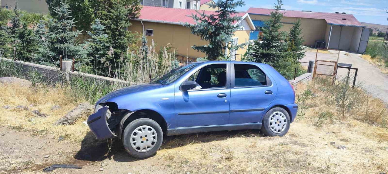 SİVAS'TA SÜRÜCÜNÜN DİREKSİYON HAKİMİYETİNİ KAYBETTİĞİ OTOMOBİL BARİYERLERE ÇARPARAK DURABİLDİ....