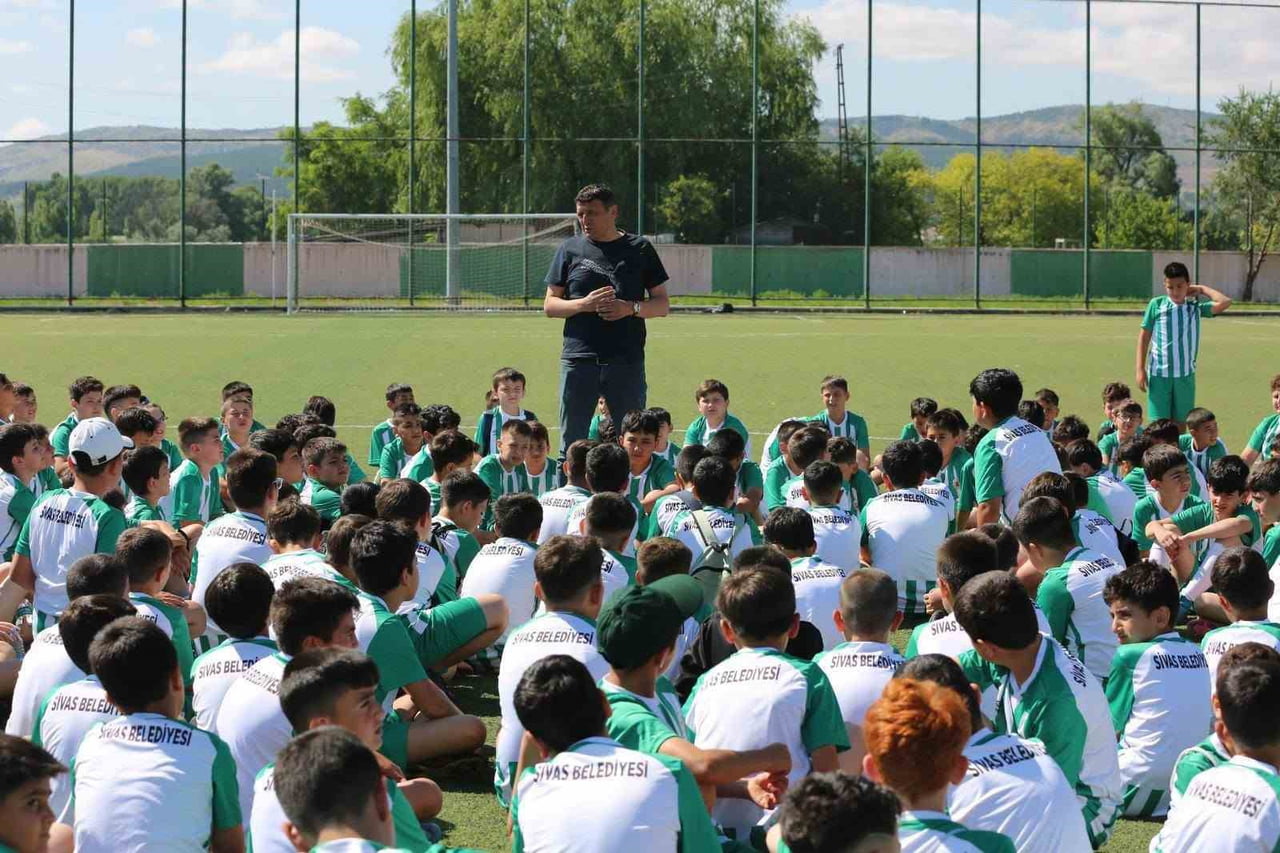 SİVAS BELEDİYESİ YAZ SPOR OKULLARI KAPSAMINDA MUHSİN YAZICIOĞLU SPOR TESİSLERİ'NDE EĞİTİM ALAN...