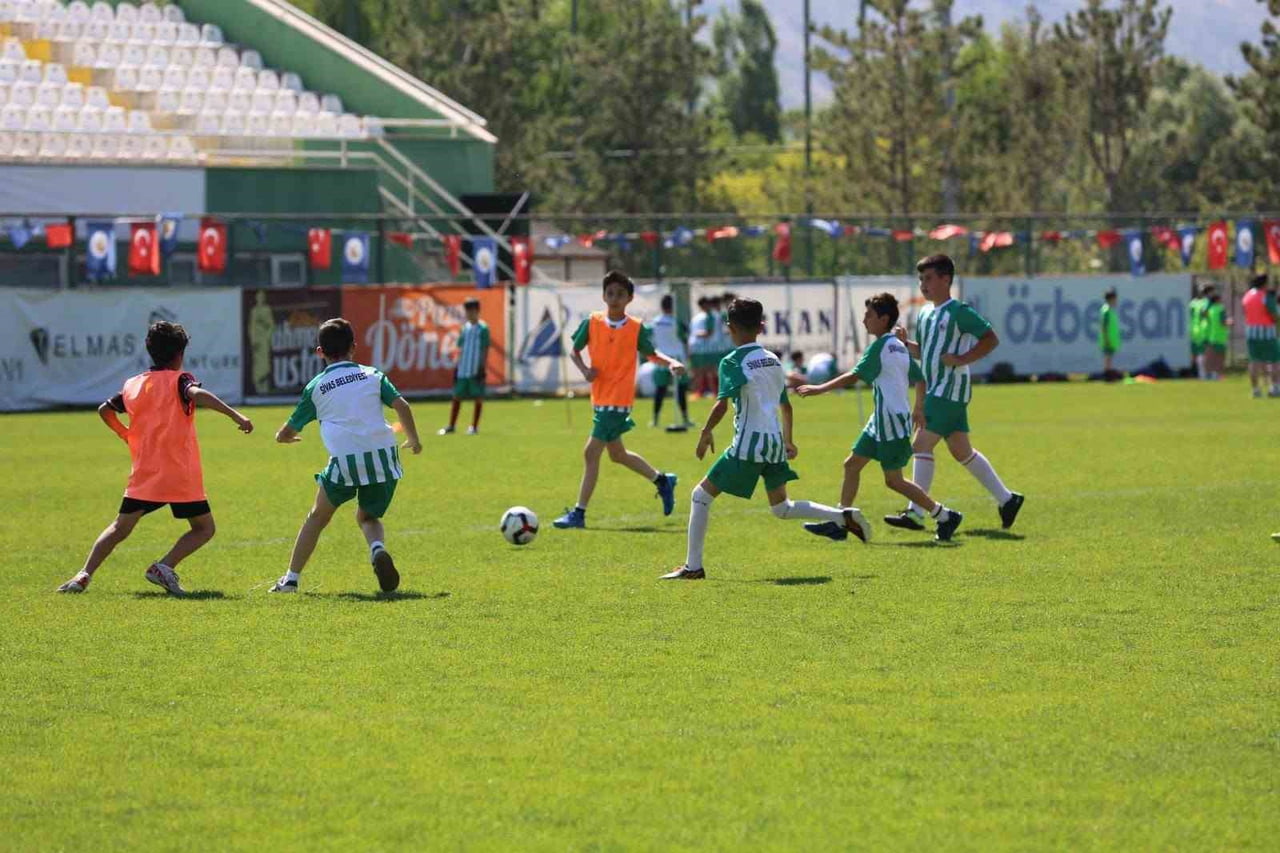 SİVAS BELEDİYESİ YAZ SPOR OKULLARI KAPSAMINDA MUHSİN YAZICIOĞLU SPOR TESİSLERİ'NDE EĞİTİM ALAN...