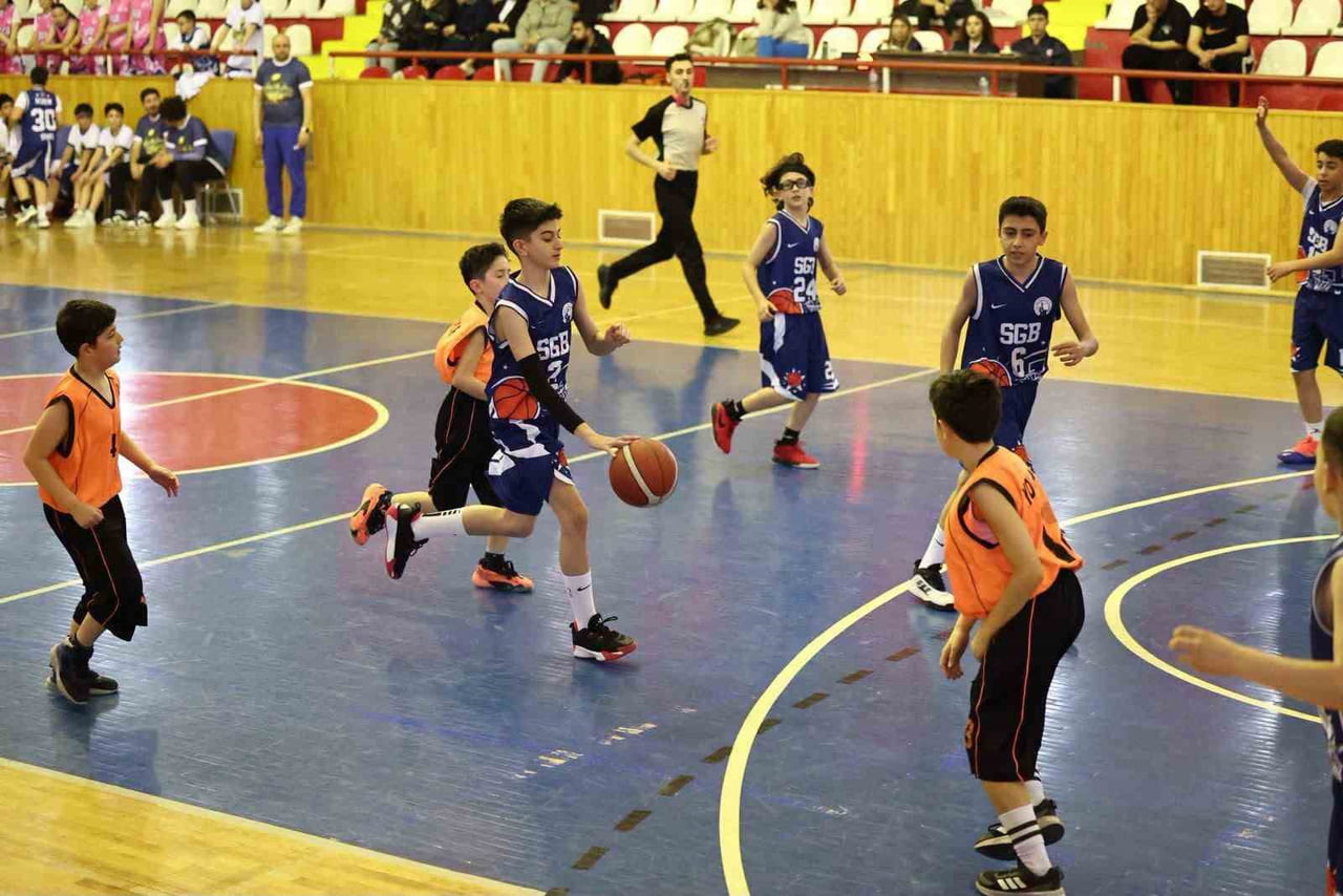 SİVAS GÜCÜ BELEDİYESPOR BASKETBOL ALTYAPISI, 2025-2026 SEZONUNDA MÜCADELE ETTİĞİ 4 FARKLI YAŞ...