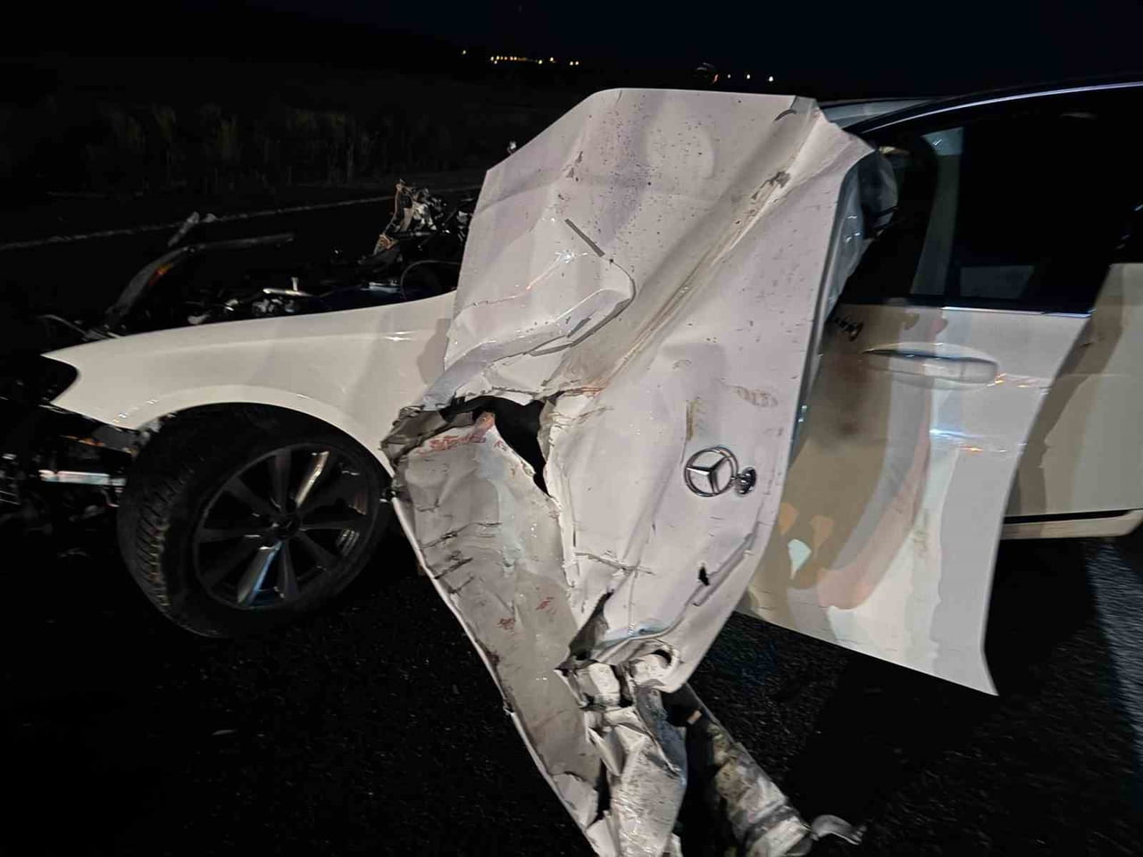 SİVAS’IN ALTINYAYLA İLÇESİNDE TRAKTÖRÜN RÖMORKUNA ÇARPAN MERCEDES MARKA LÜKS OTOMOBİL ADETA KAĞIT...