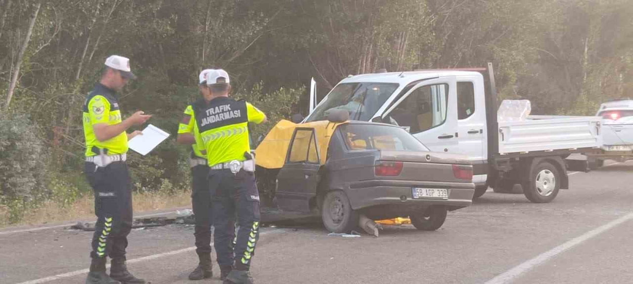 SİVAS’IN DİVRİĞİ İLÇESİNDE ŞERİT İHLALİ İDDİASIYLA MEYDANA GELEN TRAFİK KAZASINDA 1 KİŞİ HAYATINI...