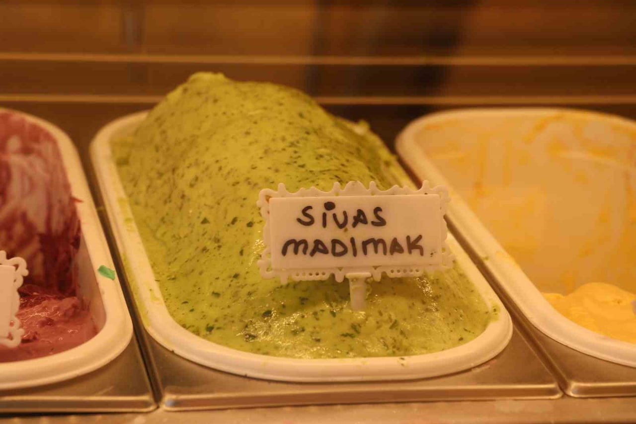 SİVAS’TA BULUNAN BİR İŞLETME SİVAS’IN YÖRESEL LEZZETLERİNDEN OLAN VE TÜRKÜLERE KONU OLAN MADIMAK...