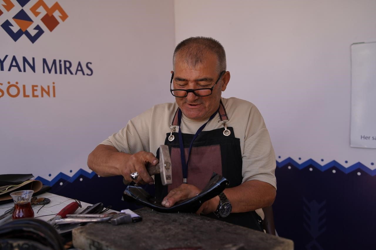 SİVAS’TA DÜZENLENEN ‘YAŞAYAN MİRAS ŞÖLENİ’, TÜRKİYE’NİN DÖRT BİR YANINDAN GELEN 80 SOMUT OLMAYAN...