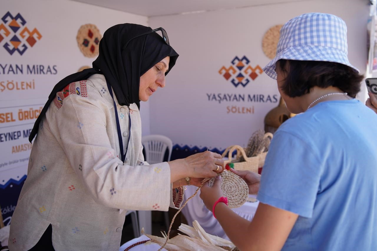 SİVAS’TA DÜZENLENEN ‘YAŞAYAN MİRAS ŞÖLENİ’, TÜRKİYE’NİN DÖRT BİR YANINDAN GELEN 80 SOMUT OLMAYAN...