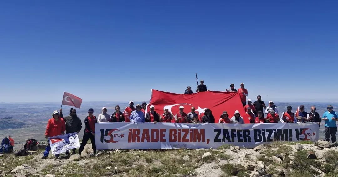 SİVAS’TA DÜZENLENEN YILDIZ DAĞI TIRMANIŞINDA SPORCULAR VE VATANDAŞLAR, 15 TEMMUZ DEMOKRASİ VE...