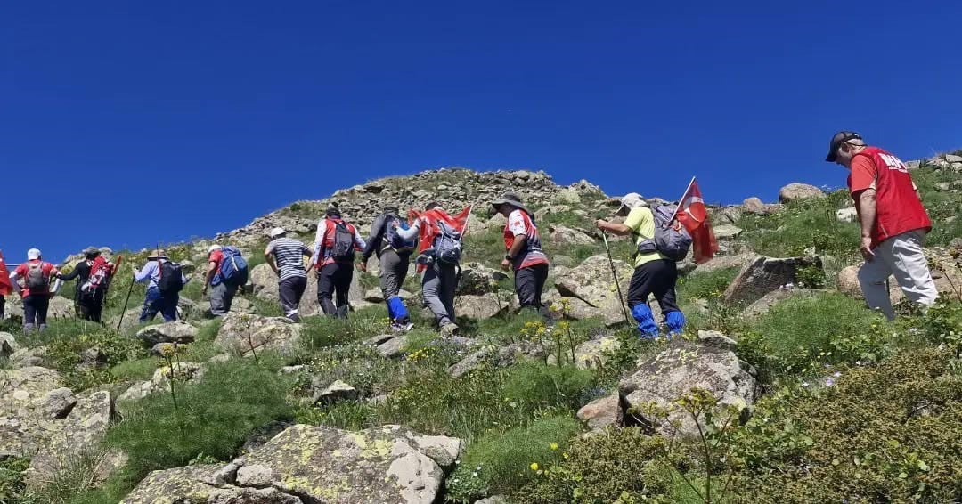 SİVAS’TA DÜZENLENEN YILDIZ DAĞI TIRMANIŞINDA SPORCULAR VE VATANDAŞLAR, 15 TEMMUZ DEMOKRASİ VE...