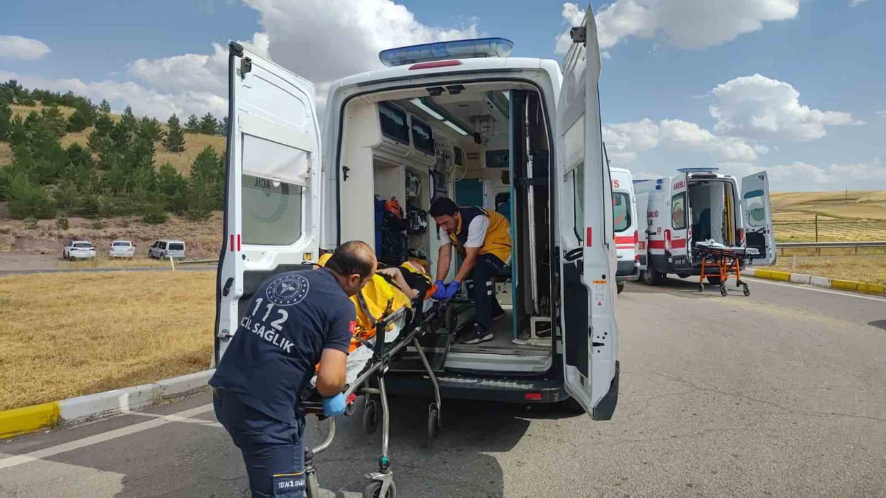 SİVAS’TA İKİ ARACIN KARIŞTIĞI TRAFİK KAZASINDA 1’İ AĞIR 8 KİŞİ YARALANDI.