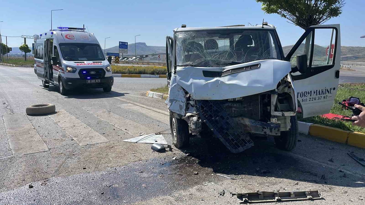 SİVAS’TA İKİ KAMYONETİN KARIŞTIĞI TRAFİK KAZASINDA 5 KİŞİ YARALANDI.