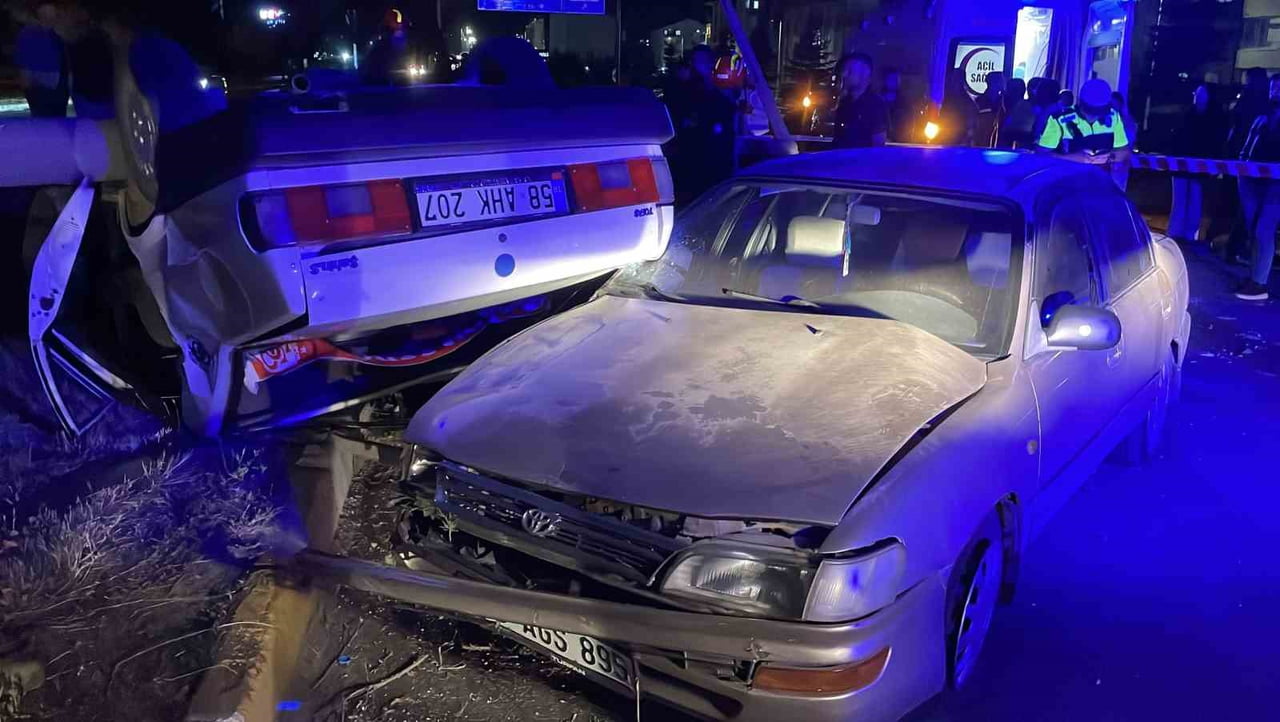 SİVAS’TA İKİ OTOMOBİLİN ÇARPIŞMASI SONUCU MEYDANA GELEN TRAFİK KAZASINDA TAKLA ATAN OTOMOBİLDE...