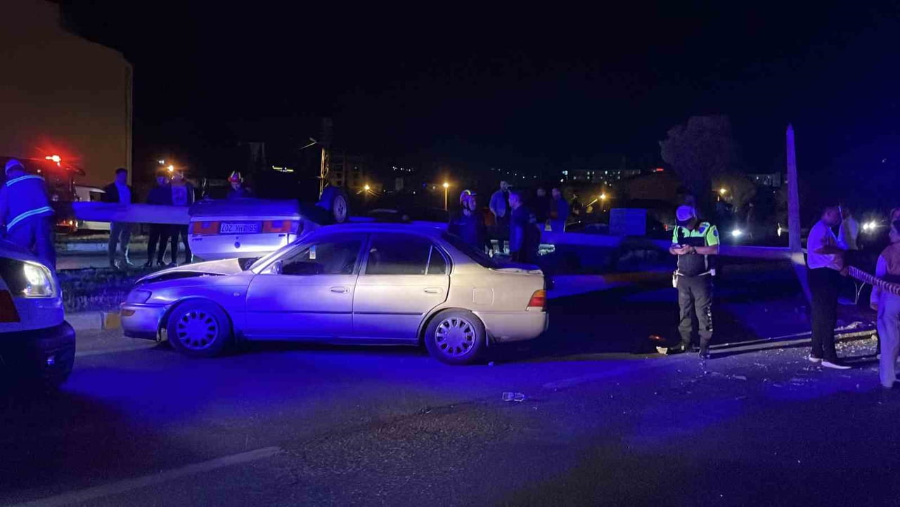 SİVAS’TA İKİ OTOMOBİLİN ÇARPIŞMASI SONUCU MEYDANA GELEN TRAFİK KAZASINDA TAKLA ATAN OTOMOBİLDE...