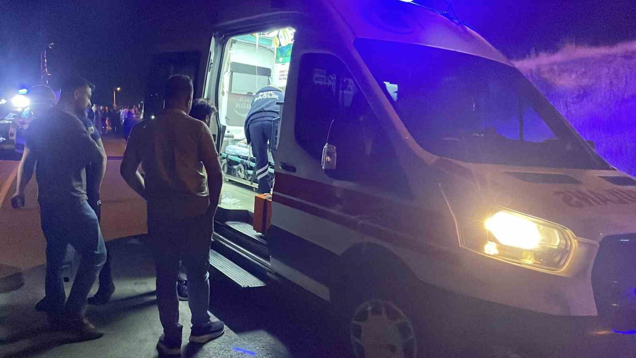 SİVAS’TA İKİ OTOMOBİLİN KAFA KAFAYA ÇARPIŞMASI SONUCU MEYDANA GELEN TRAFİK KAZASINDA 6 KİŞİ...