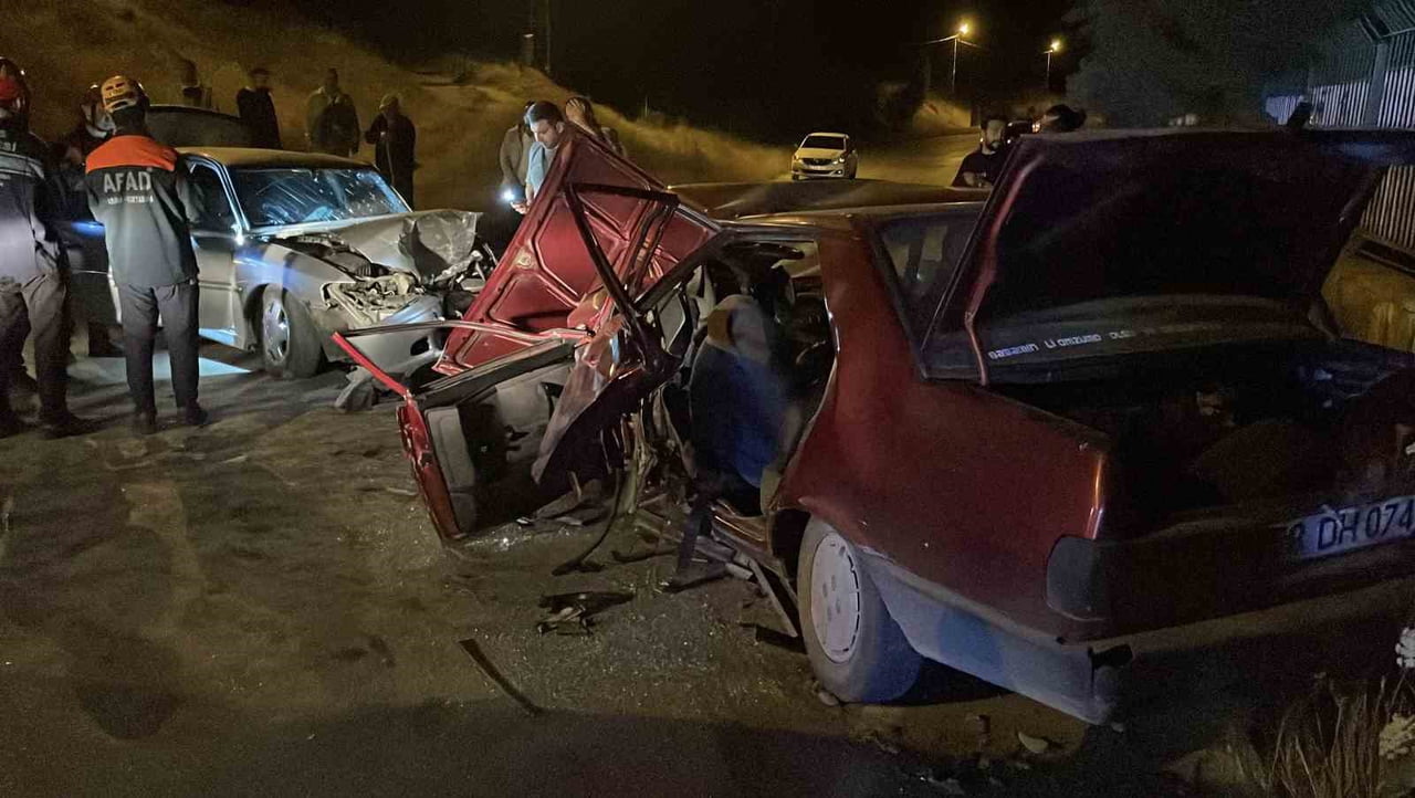 SİVAS’TA İKİ OTOMOBİLİN KAFA KAFAYA ÇARPIŞMASI SONUCU MEYDANA GELEN TRAFİK KAZASINDA 6 KİŞİ...