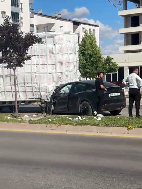SİVAS’TA MEYDANA GELEN KAZADA GÜVENLİK RİSKLERİ İLE GÜNDEME GELEN TESLA MARKA OTOMOBİL HURDAYA...