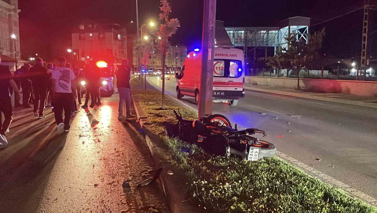 SİVAS’TA MOTOSİKLETİN KONTROLDEN ÇIKARAK REFÜJDEKİ AĞACA VE AYDINLATMA DİREĞİNE ÇARPMASININ...