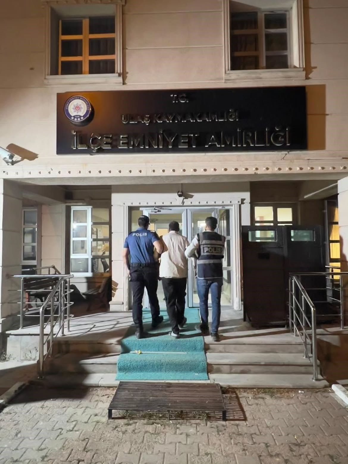 SİVAS’TA SAHTE KİMLİK KULLANAN CEZAEVİ FİRARİSİ, POLİSTEN KAÇMADI