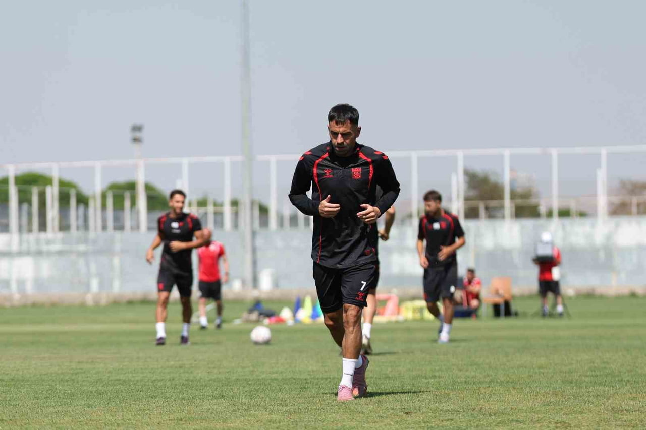 SİVASSPOR, 2026-2027 SEZONU HAZIRLIKLARI KAPSAMINDA KULÜP TESİSLERİNDE GERÇEKLEŞTİRDİĞİ SABAH...
