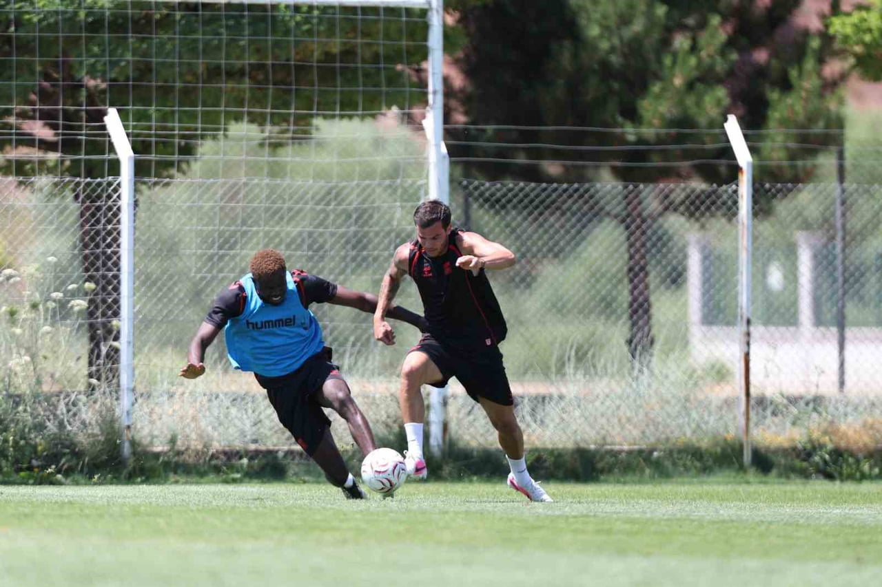 SİVASSPOR, 2026-2027 SEZONU HAZIRLIKLARINI BUGÜN KULÜP TESİSLERİNDE GERÇEKLEŞTİRDİĞİ ANTRENMANLA...