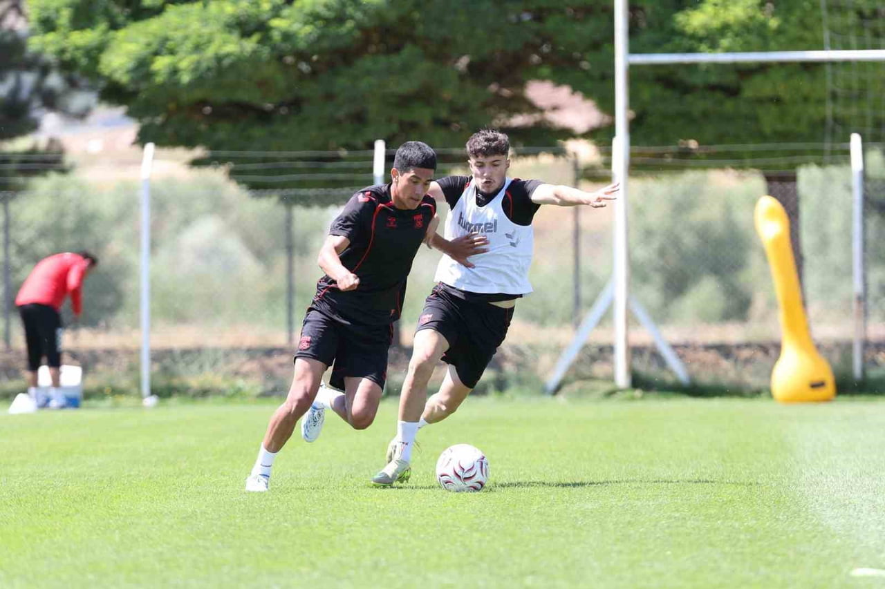 SİVASSPOR, 2026-2027 SEZONU HAZIRLIKLARINI BUGÜN KULÜP TESİSLERİNDE GERÇEKLEŞTİRDİĞİ ANTRENMANLA...