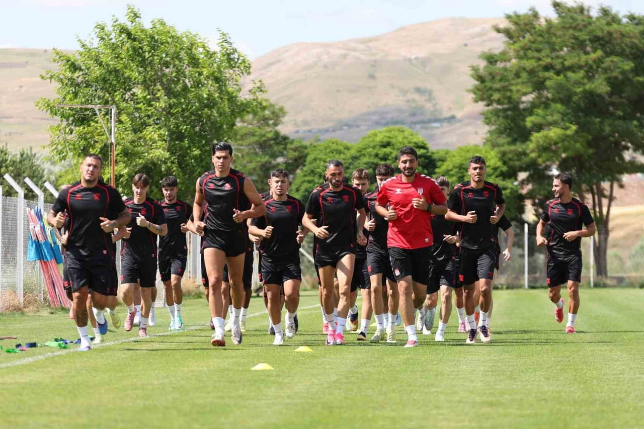 SİVASSPOR, 2026-2027 SEZONU HAZIRLIKLARINI BUGÜN KULÜP TESİSLERİNDE GERÇEKLEŞTİRDİĞİ ÇİFT...