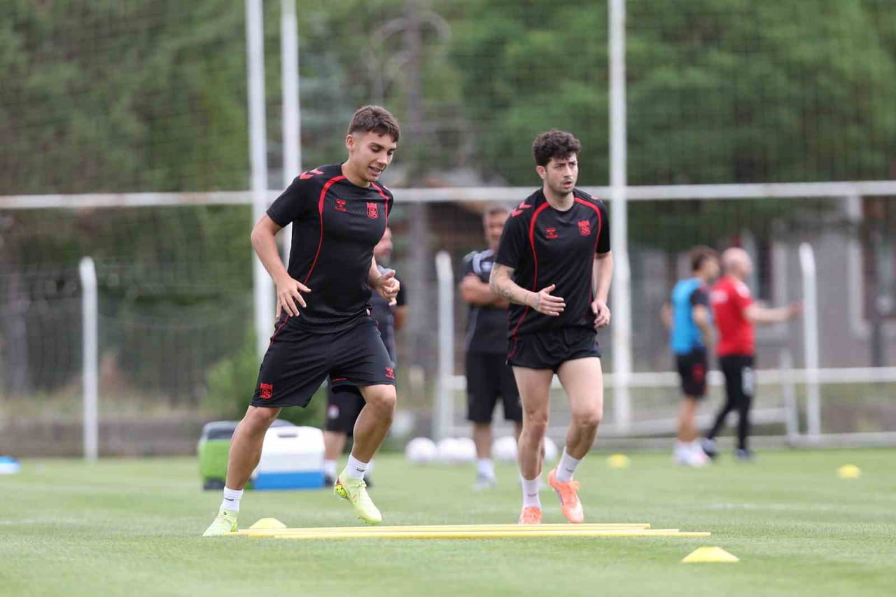 SİVASSPOR, 2026-2027 SEZONU HAZIRLIKLARINI BUGÜN YAPTIĞI ÇİFT ANTRENMANLA SÜRDÜRDÜ.