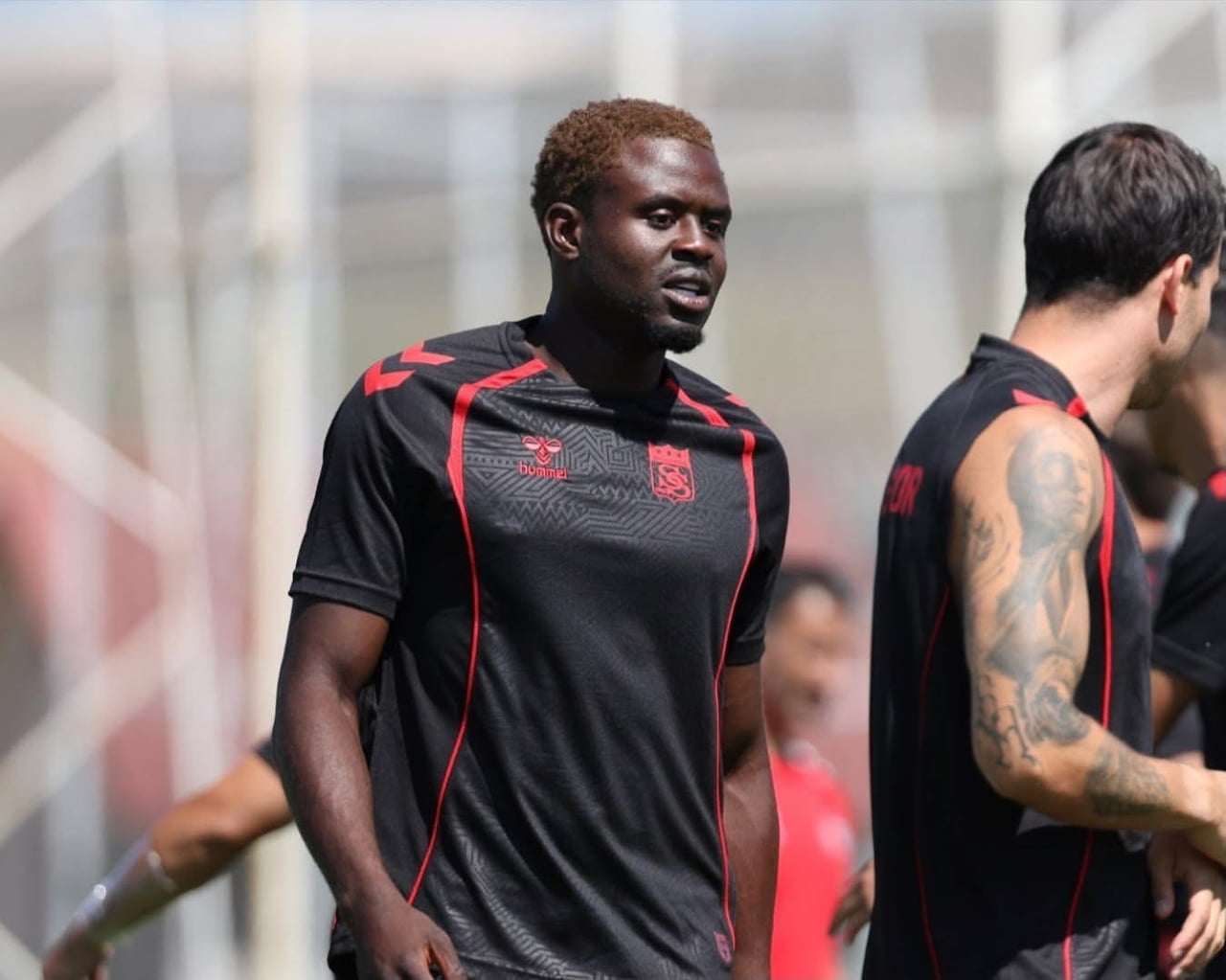 SİVASSPOR, PROFESYONEL FUTBOLCUSU BENJAMİN KİMPİOKA İLE YOLLARINI RESMEN AYIRDI.