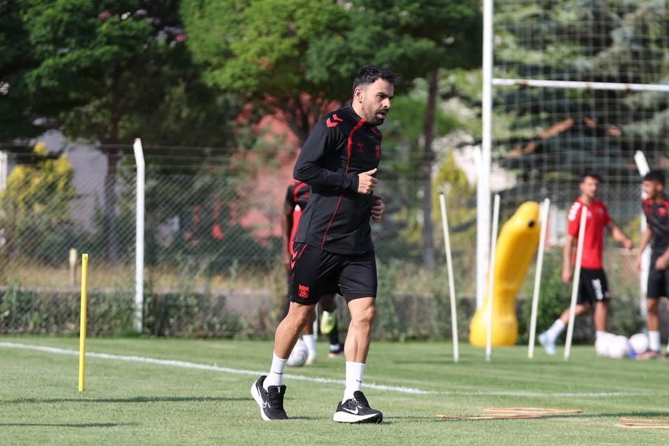SİVASSPOR, TECRÜBELİ FUTBOLCUSU MURAT PALULİ’NİN SÖZLEŞMESİNİ 1 YIL DAHA UZATTI.