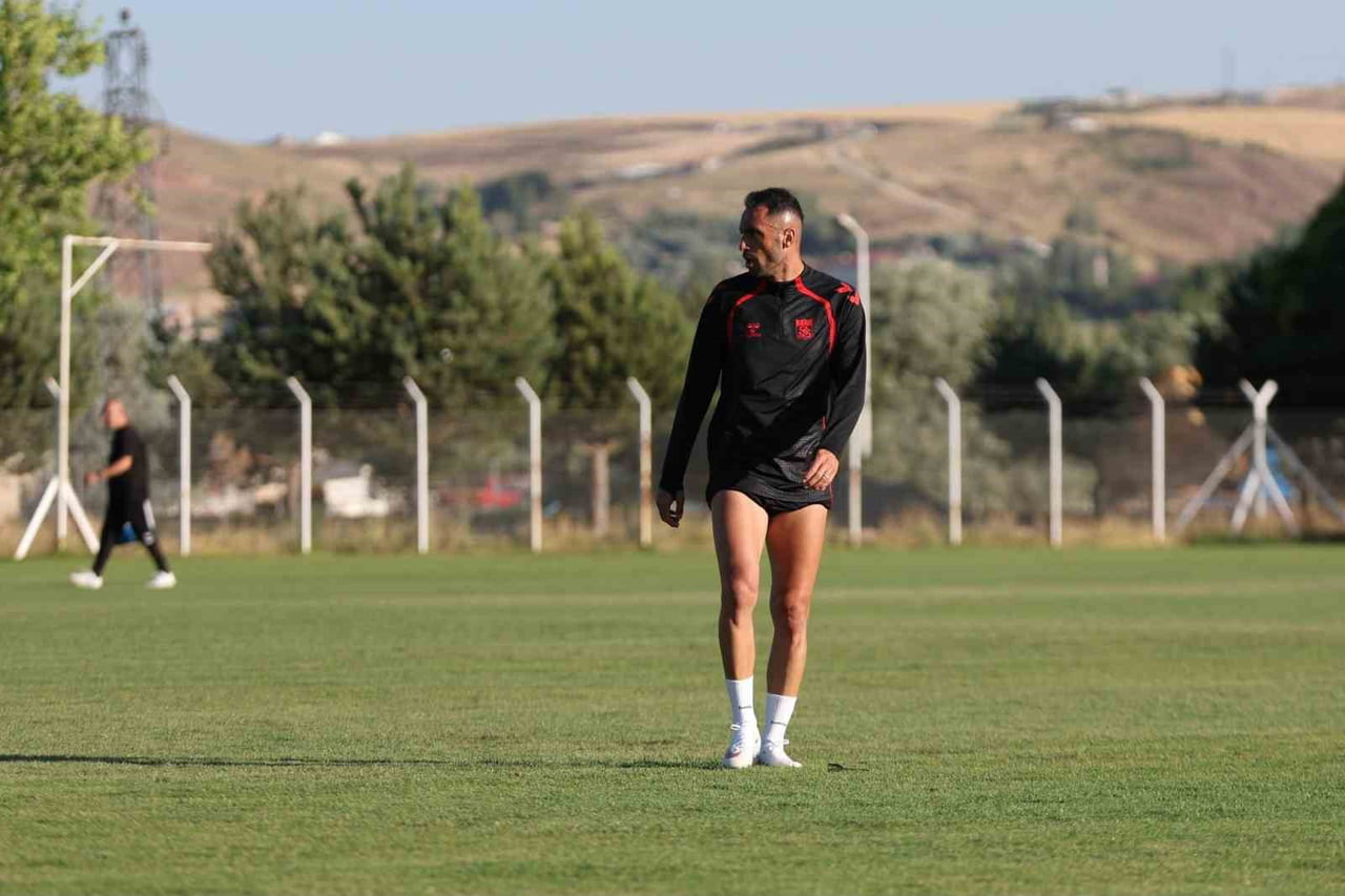 SİVASSPOR TEKNİK DİREKTÖRÜ İSMET TAŞDEMİR, TAKIMIN FİZİKSEL SEVİYESİNİ KAYSERİ KAMPINDA YUKARI...