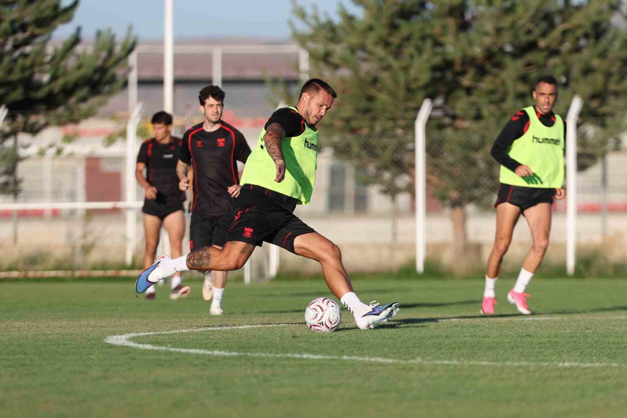SİVASSPOR, YENİ SEZON HAZIRLIKLARINDA İKİNCİ ETAP KAMP İÇİN KAYSERİ ERCİYES’E GEÇTİ....